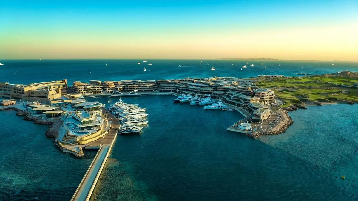 Constructing Influence: The Political Economy of Luxury Megaprojects